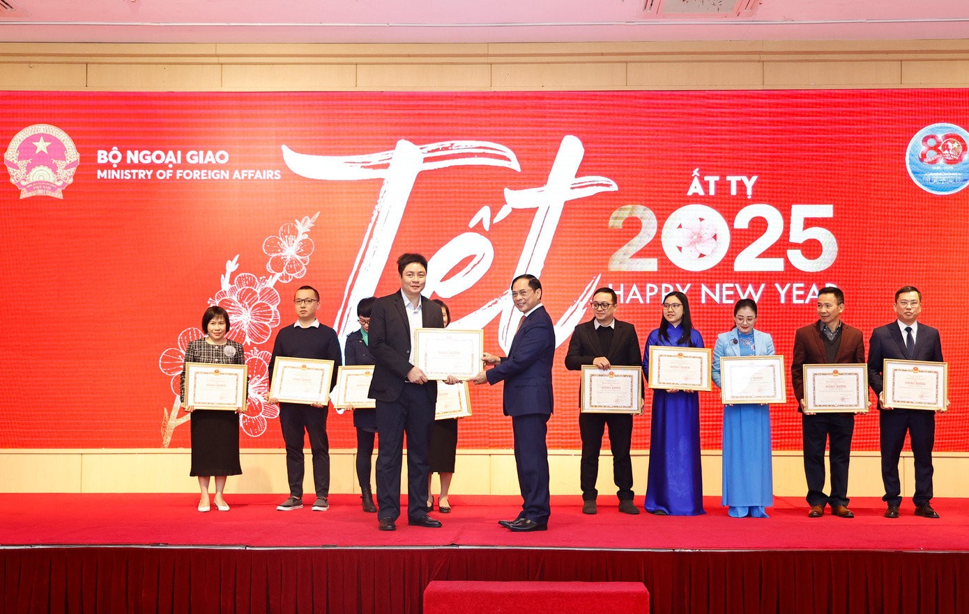 Phó Thủ tướng Chính phủ, Bộ trưởng Bộ Ngoại giao Bùi Thanh Sơn trao Bằng khen tặng tập thể báo điện tử Tiền Phong. (Ảnh: Như Ý)