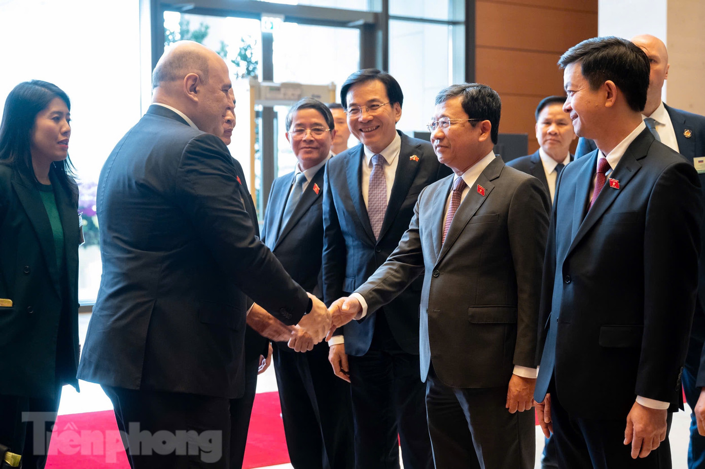 Chủ tịch Quốc hội Trần Thanh Mẫn giới thiệu với Thủ tướng Nga Mishustin các thành viên cấp cao của Quốc hội. (Ảnh: Như Ý) Chủ tịch Quốc hội Trần Thanh Mẫn giới thiệu với Thủ tướng Nga Mishustin các thành viên cấp cao của Quốc hội. (Ảnh: Như Ý)