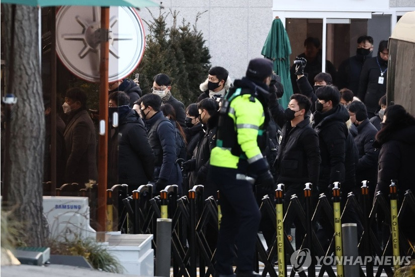 Lực lượng thuộc cơ quan chống tham nhũng nhà nước Hàn Quốc vào khu nhà của Tổng thống bị luận tội Yoon Suk Yeol ngày 3/1 để thực hiện lệnh bắt, nhưng không thành công vì bị ngăn cản. (Ảnh: Yonhap) Lực lượng thuộc cơ quan chống tham nhũng nhà nước Hàn Quốc vào khu nhà của Tổng thống bị luận tội Yoon Suk Yeol ngày 3/1 để thực hiện lệnh bắt, nhưng không thành công vì bị ngăn cản. (Ảnh: Yonhap)