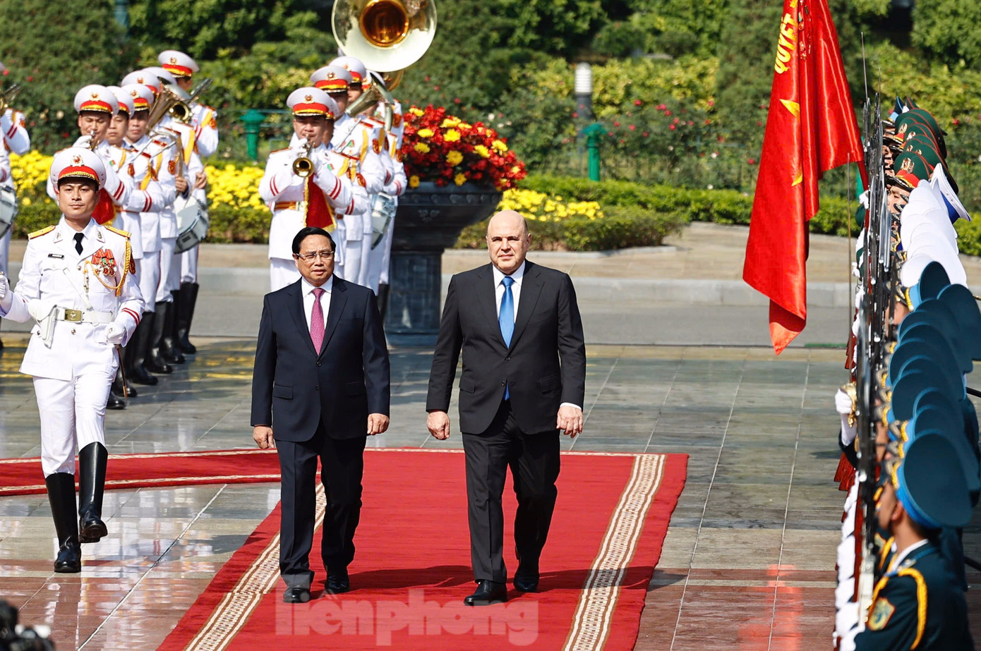 Hai Thủ tướng duyệt đội danh dự trong lễ đón chính thức. (Ảnh: Như Ý)