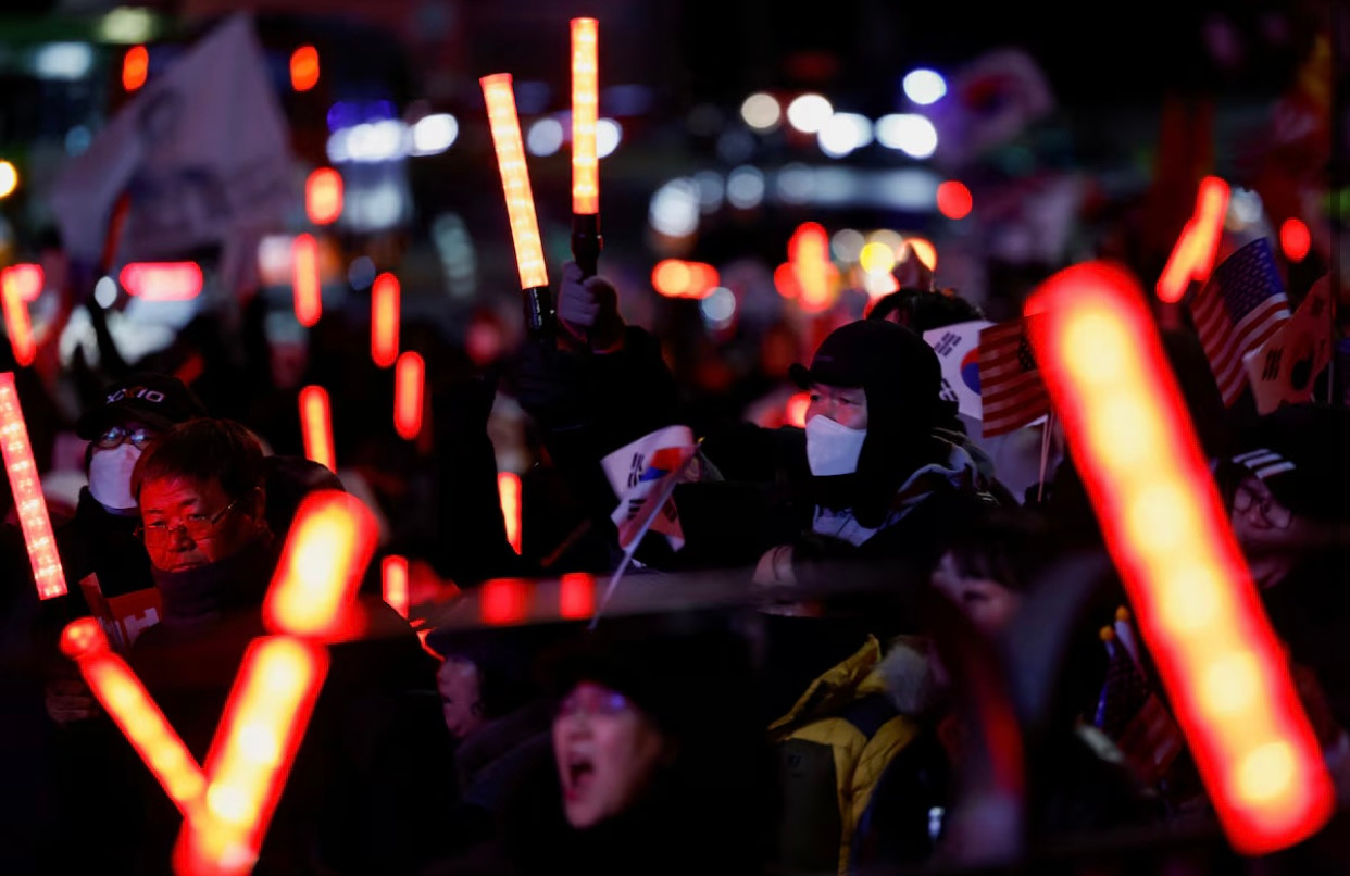 Người dân Hàn Quốc biểu tình phản đối toà án ban lệnh bắt ông Yoon Suk Yeol, ngày 31/12, tại Seoul. (Ảnh: Reuters)