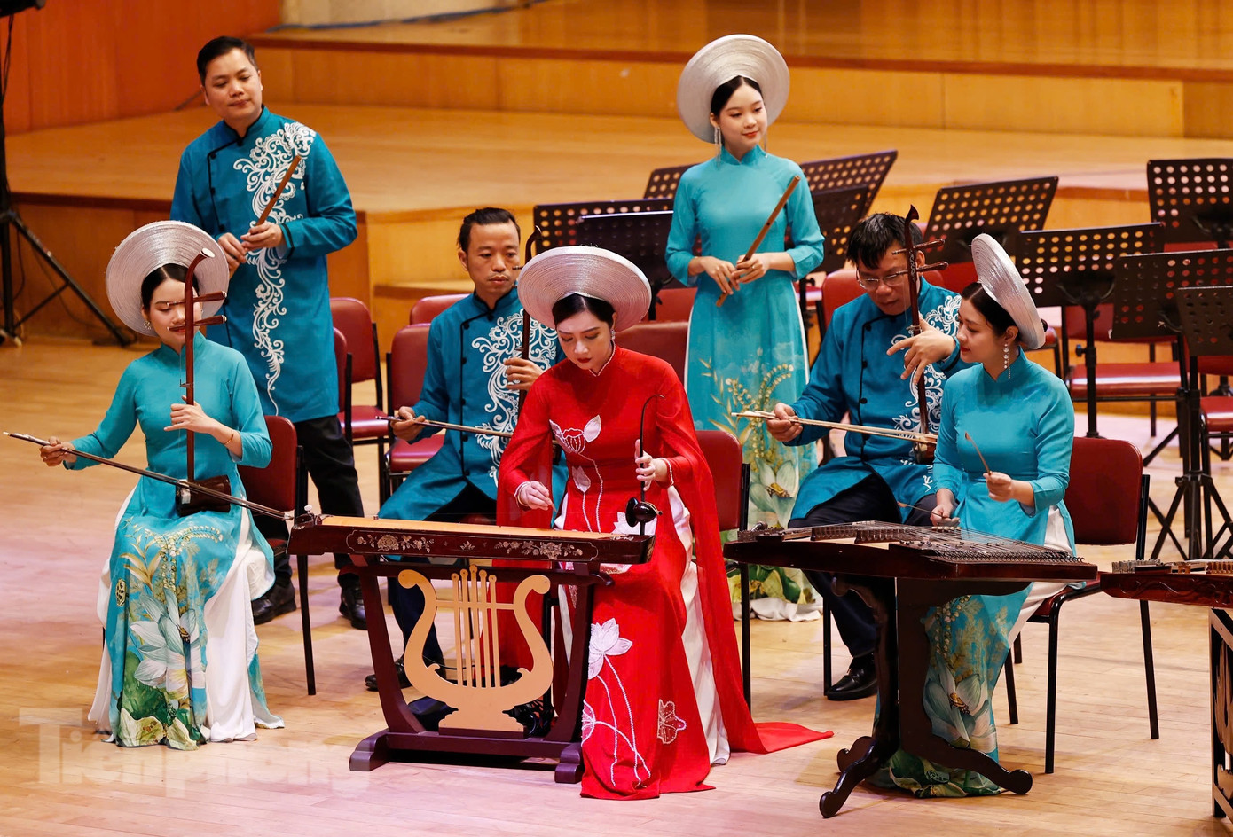 Các nghệ sĩ biểu diễn trong chương trình. (Ảnh: Như Ý) Các nghệ sĩ biểu diễn trong chương trình. (Ảnh: Như Ý)