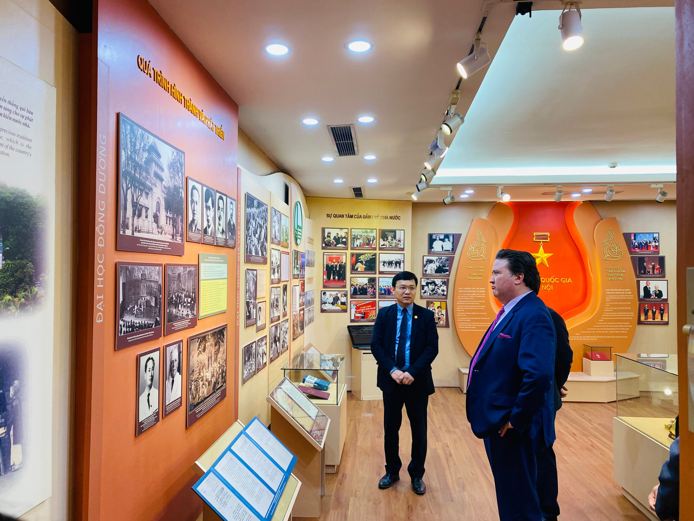 Đại sứ Knapper thăm phòng truyền thống của VNU Hà Nội, nơi lưu giữ hình ảnh các nhà lãnh đạo trong nước và quốc tế từng thăm trường. (Ảnh: Thu Loan) Đại sứ Knapper thăm phòng truyền thống của VNU Hà Nội, nơi lưu giữ hình ảnh các nhà lãnh đạo trong nước và quốc tế từng thăm trường. (Ảnh: Thu Loan)