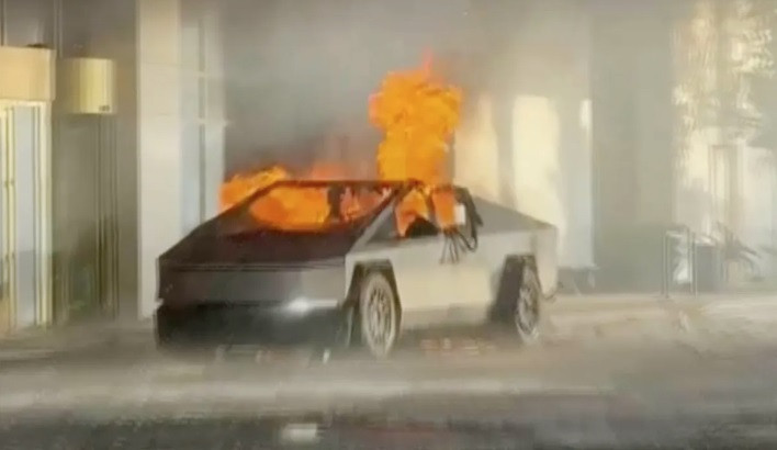 Chiếc xe tải Tesla Cybertruck bốc cháy trước khi phát nổ trước khách sạn Trump, ngày 1/1. (Ảnh: AP) Chiếc xe tải Tesla Cybertruck bốc cháy trước khi phát nổ trước khách sạn Trump, ngày 1/1. (Ảnh: AP)