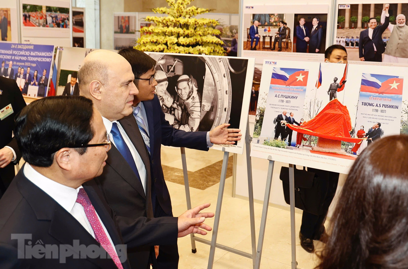 Hai Thủ tướng xem những bức ảnh ghi lại các sự kiện dấu ấn trong quan hệ Việt Nam – Liên bang Nga. (Ảnh: Như Ý)
