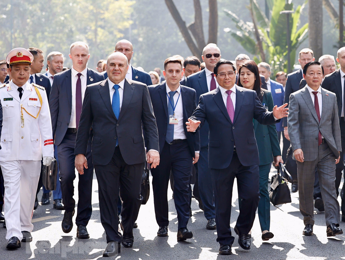 Hai Thủ tướng trò chuyện khi tiến vào phòng hội đàm. (Ảnh: Như Ý)