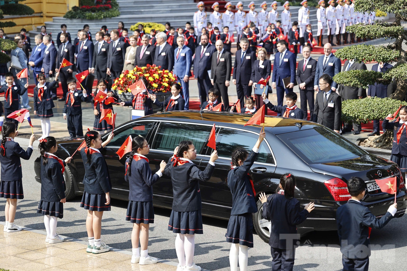 Xe đưa Thủ tướng Nga tiến vào Phủ Chủ tịch. (Ảnh: Như Ý)