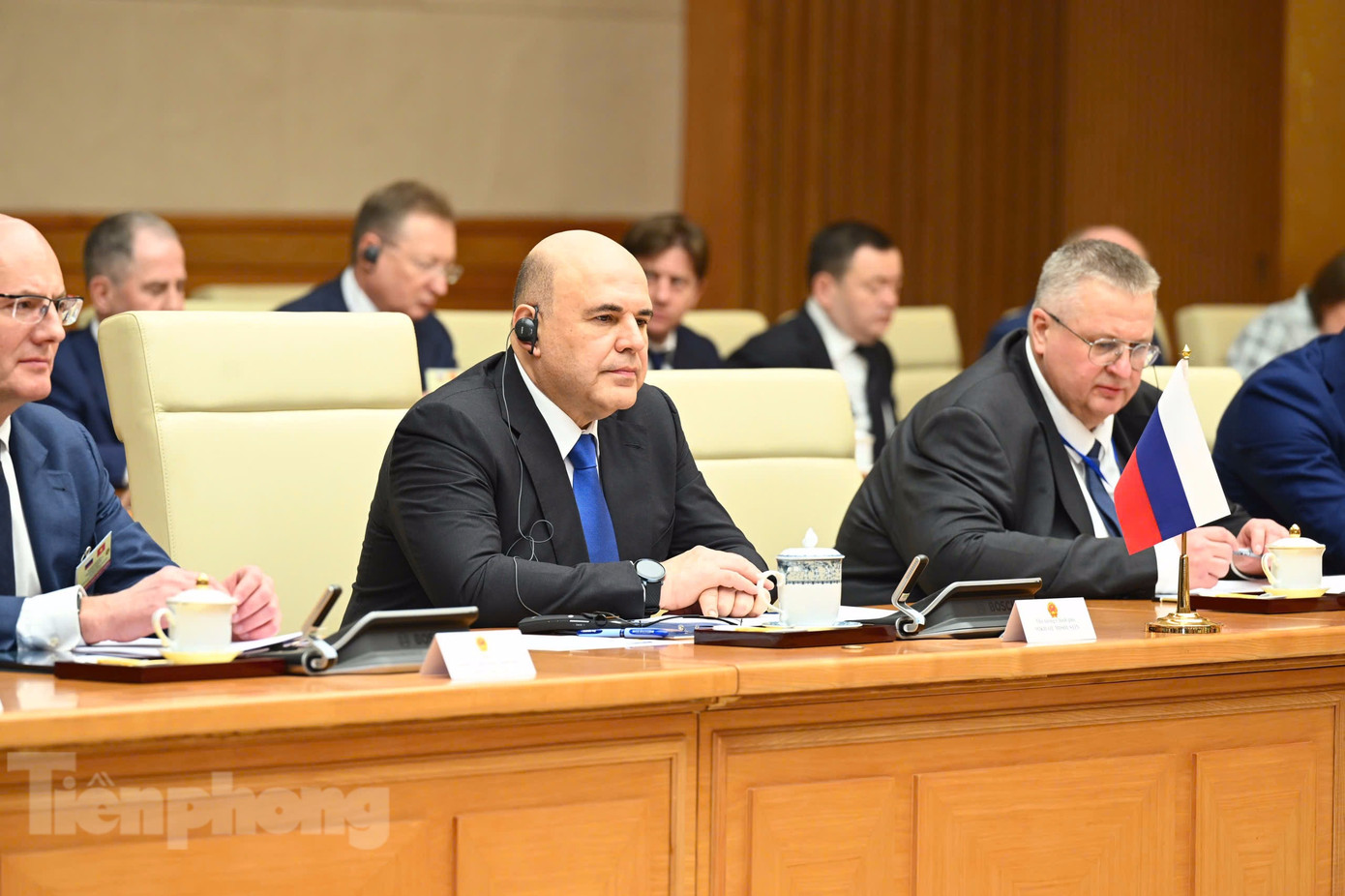 Thủ tướng Mikhail Mushustin cùng các quan chức cấp cao Nga trong cuộc hội đàm với Thủ tướng Phạm Minh Chính. (Ảnh: Như Ý)