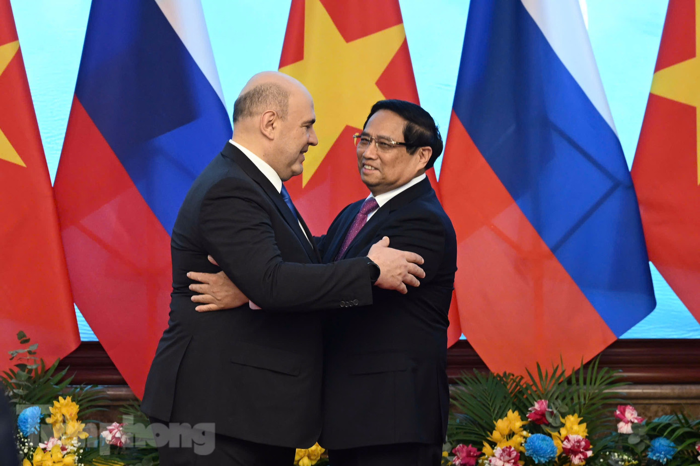 Thủ tướng Phạm Minh Chính đón Thủ tướng Nga Mikhail Mushustin. (Ảnh: Như Ý)