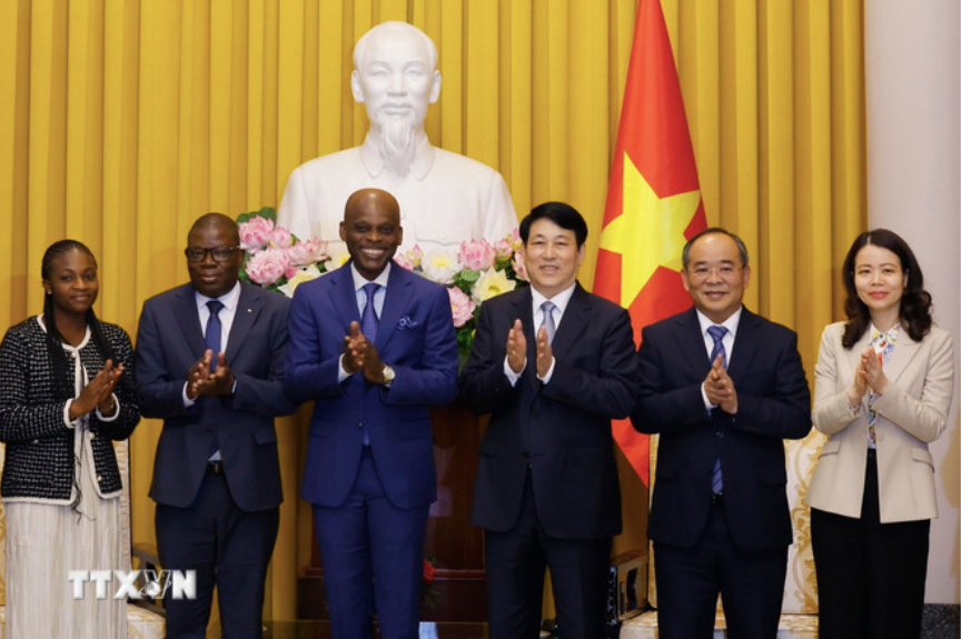 Chủ tịch nước Lương Cường tiếp Bộ trưởng Ngoại giao, Hội nhập khu vực và Kiều dân Cộng hòa Togo Robert Dussey ngày 8/1. (Ảnh: TTXVN) Chủ tịch nước Lương Cường tiếp Bộ trưởng Ngoại giao, Hội nhập khu vực và Kiều dân Cộng hòa Togo Robert Dussey ngày 8/1. (Ảnh: TTXVN)