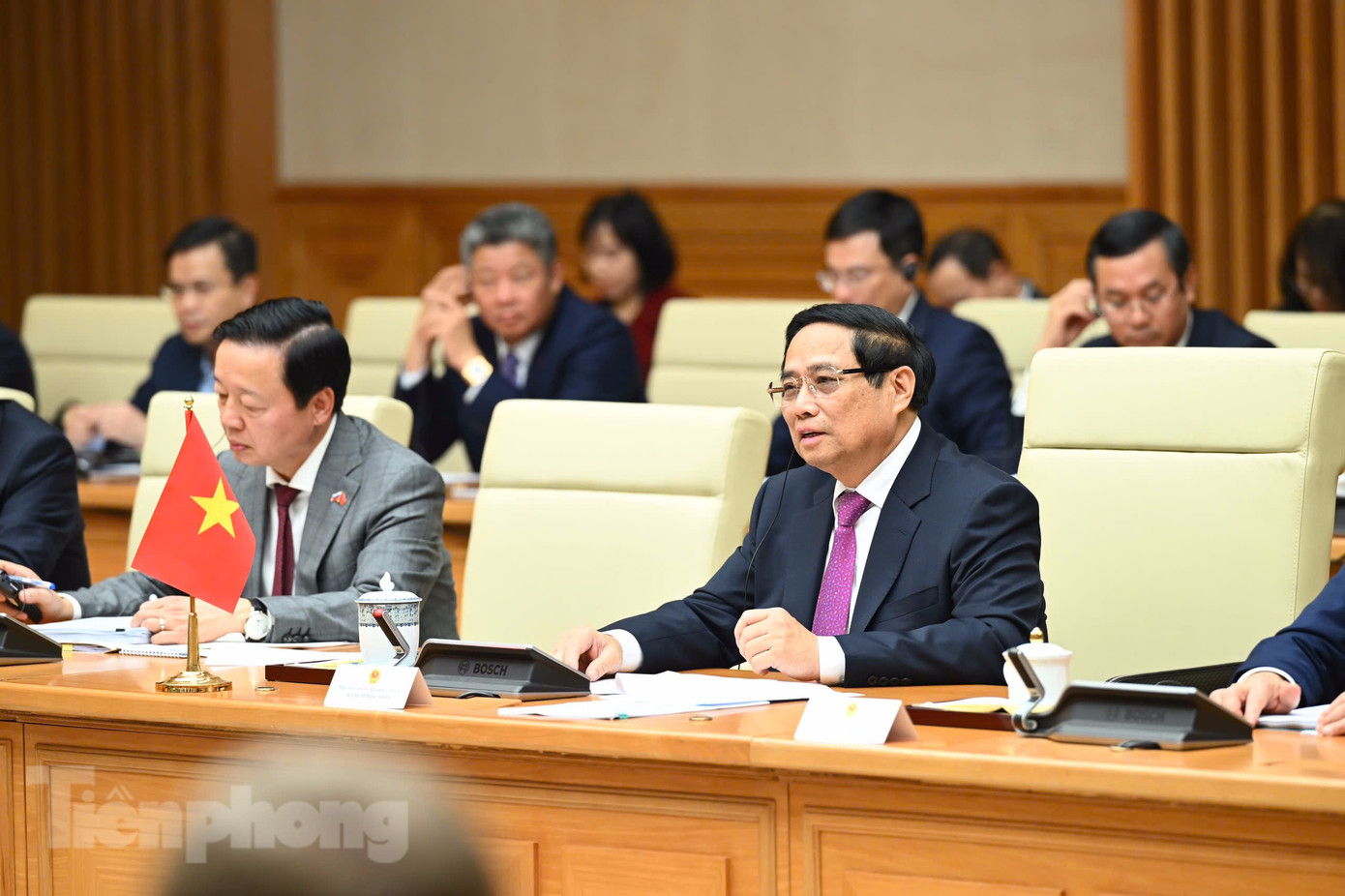 Thủ tướng Phạm Minh Chính cùng các quan chức cấp cao Việt Nam trong cuộc hội đàm với đoàn Thủ tướng Nga Mikhail Mushustin. (Ảnh: Như Ý)