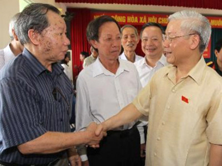 Tổng bí thư trao đổi thêm với các cử tri bên lề cuộc tiếp xúc. Ảnh: TTXVN.