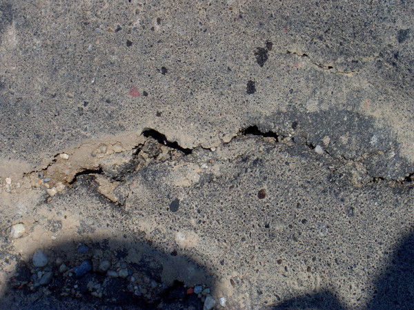 Xuất hiện nhiều vết nứt trên mặt cầu Thăng Long