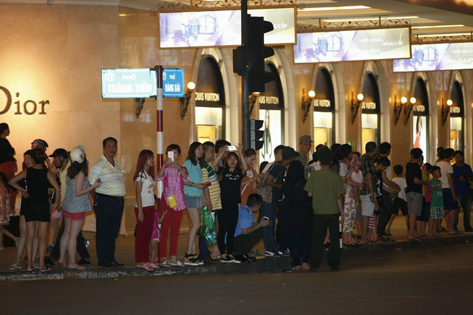 Ông Obama thưởng thức bún chả Hà Nội ảnh 9