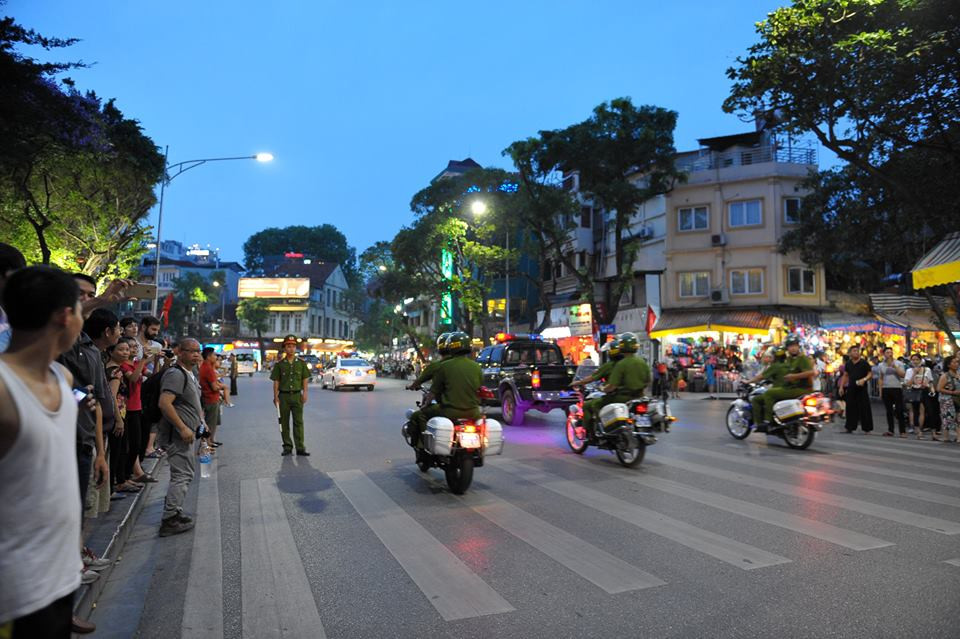 Ông Obama thưởng thức bún chả Hà Nội ảnh 32