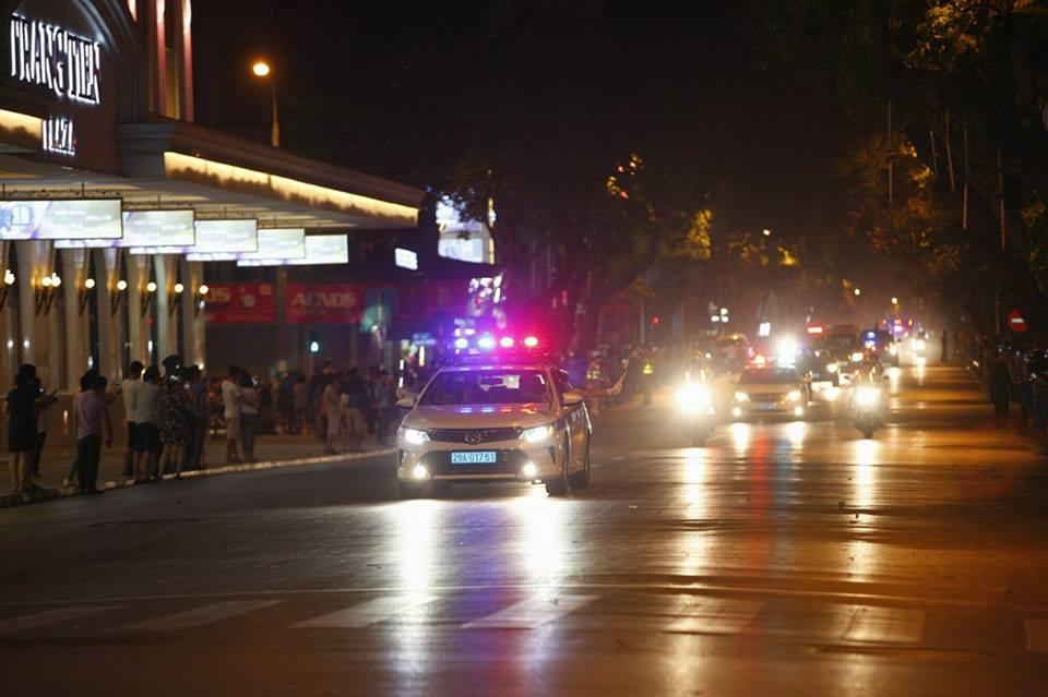 Ông Obama thưởng thức bún chả Hà Nội ảnh 8