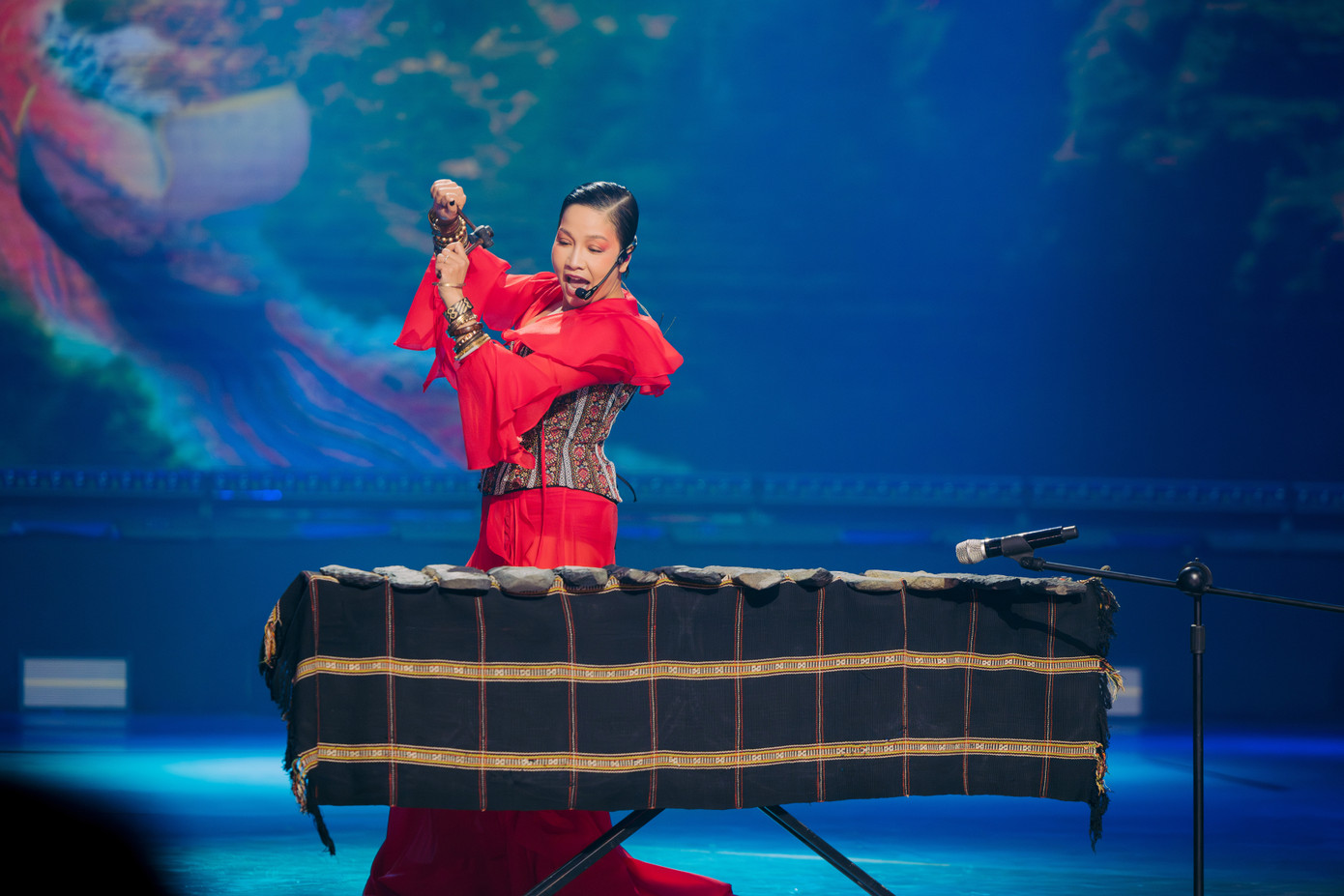 Mỹ Linh chơi đàn đá trong công diễn 5. Ảnh: BTC