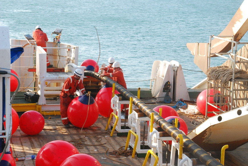 Ban đầu, sợi cáp được các công nhân trên tàu rải cáp buộc vào những bong bóng có đường kính khá lớn làm phao giữ cáp 