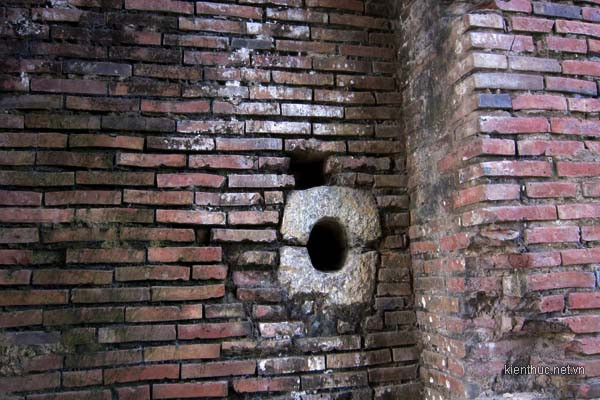 Phía bên trong vòm cổng vẫn còn dấu tích của những lỗ mộng cửa được đục xuyên qua những khối đá