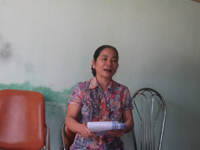 Bà Nguyễn Thị Tình, Chủ tịch hội phụ nữ huyện Hương Khê với những chiếc khăn mùi xoa dùng để nắm cơm cứu trợ bà con vùng lũ 