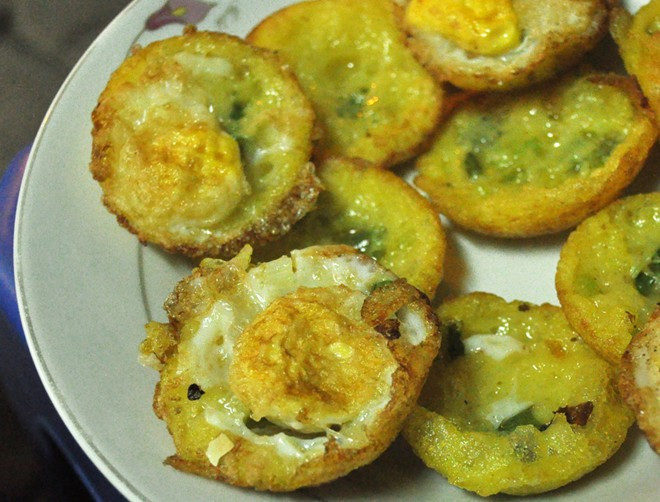 Bánh căn của quán này có 2 loại: nhân trứng cút và nhân thịt băm mỡ hành đều rất ngon