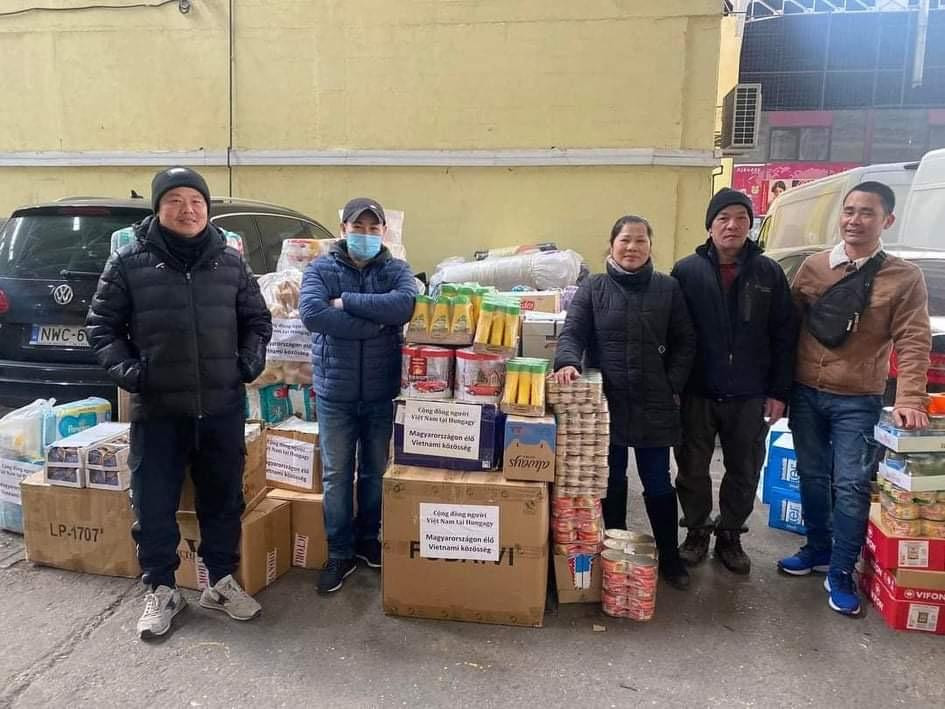 Bà con người Việt tại Hungary ủng hộ các nhu, yếu phẩm cho người Việt tại Ukraine sang lánh nạn. Ảnh: NVCC