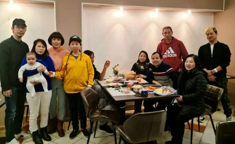 Đoàn người Việt thứ hai tại Ukraine đã tới thủ đô Budapest, Hungary, trong đó có em bé năm tháng tuổi. Bà Phan Bích Thiện (áo hồng, đứng cạnh hai mẹ con em bé năm tháng tuổi). Ảnh: NVCC