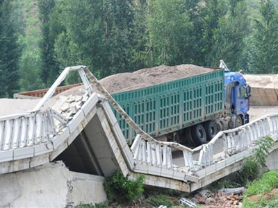 Xe tải chở cát nặng 110 tấn khiến cây cầu đổ sập