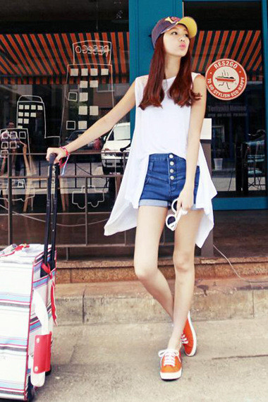 Trong tủ đồ nhà bạn hẳn không thể thiếu quần shorts. Với chức năng mang lại sự thoải mái, năng động cũng như giúp bạn gái “khoe” đôi chân thon cuốn hút, quần shorts lúc nào cũng được xếp vào list những món đồ cô nàng nào cũng phải có mỗi khi hè tới. Bạn sẽ vô cùng nổi bật cùng short hoa mang nhiều màu sắc được cách điệu với các họa tiết hoa nhỏ, to khác nhau. Bạn nên kết hợp short họa tiết hoa với áo có gam màu đơn sắc như màu đen, màu be, màu trắng... Khắc phục nhược điểm của quần short hơi thô cứng và chật chội hay những chiếc váy ngắn khiến chúng mình có thể gặp sự cố “hớ hênh” khi vận động, quần short váy là sự kết hợp hoàn hảo để teen girl khoe vẻ đáng yêu, xinh xắn mà cực kỳ thoải mái. Ngoài ra, các kiểu quần short màu sặc sỡ hay short đều có thể đem đến cho bạn gái nét trẻ trung năng động trong ngày hè.