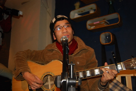 Nguyễn Ngọc Bảo Anh biểu diễn ca khúc Spanish eyes cùng cây ghi ta gỗ