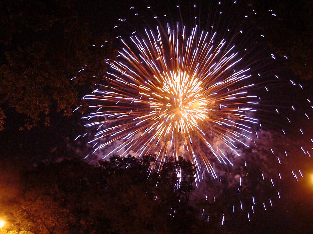 Người dân Thủ đô sẽ có nhiều cơ hội để ngắm pháo vào dịp Tết. Ảnh: N.C.K