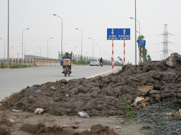 Phế thải tràn lan