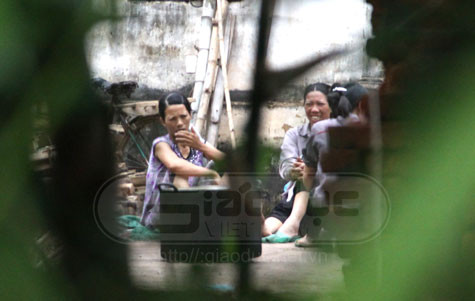 Các con gái ông Ngà luôn ở trong nhà cùng ông và sẵn sàng không tiếp 