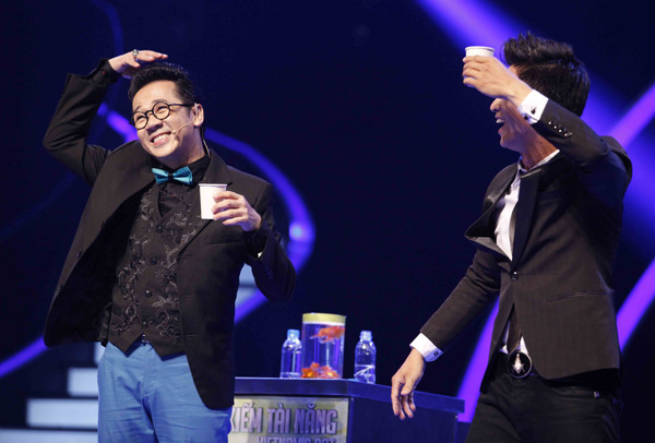 Giám khảo Thành Lộc tiếp tục trở thành 'nạn nhân' mới của chàng ảo thuật gia Nguyễn Phương. Ảnh: Ân Nguyễn. Giám khảo Thành Lộc tiếp tục trở thành 'nạn nhân' mới của chàng ảo thuật gia Nguyễn Phương. Ảnh: Ân Nguyễn