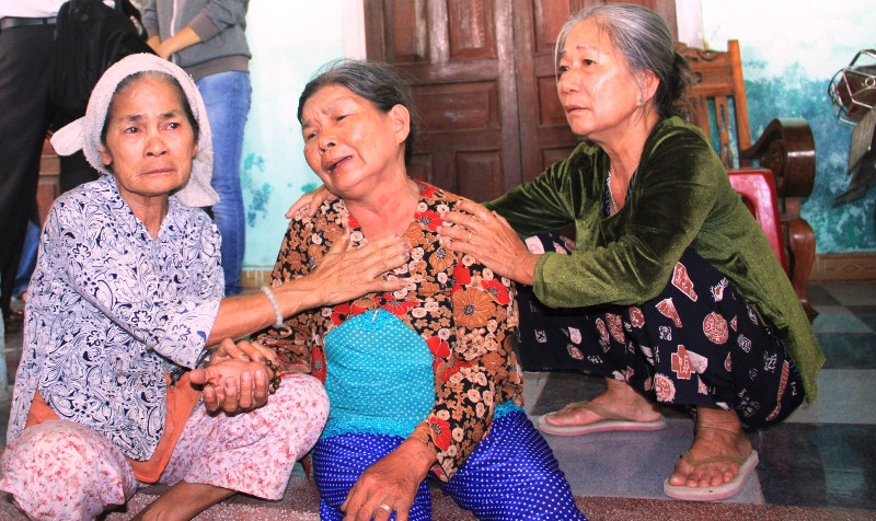 Bà Võ Thị Mai (mẹ cô giáo Mai) khóc lịm khi thấy thi thể con