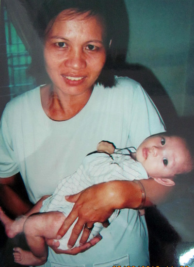 Bé Nhung khi bị bỏ rơi tại Đà Nẵng và được cán bộ Trung tâm nuôi dưỡng trẻ em mồ côi chăm sóc. Ảnh tư liệu.