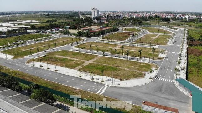 Bộ trưởng Trần Hồng Hà cho biết, việc bỏ khung giá đất giúp giải quyết bất cập sự chênh lệch quá lớn giữa khung giá đất và giá thị trường. Bộ trưởng Trần Hồng Hà cho biết, việc bỏ khung giá đất giúp giải quyết bất cập sự chênh lệch quá lớn giữa khung giá đất và giá thị trường.