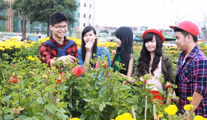 Nhóm bạn trẻ thích thú với loài hoa rực rỡ hoa sắc đua nhau khoe nở đón Tết