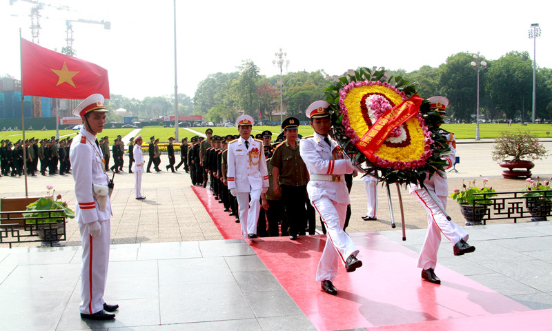 Vào lăng viếng Chủ tịch Hồ Chí Minh