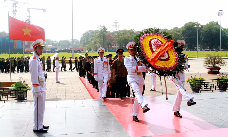 Vào lăng viếng Chủ tịch Hồ Chí Minh
