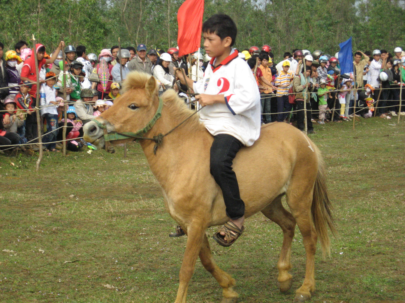 Em Thái Bình Thuận, 15 tuổi là kỵ sĩ nhỏ tuổi nhất cuộc đua năm nay