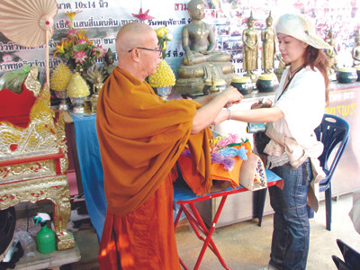 Nghi lễ rảy nước và buộc chỉ cầu may ở Tam giác Vàng 