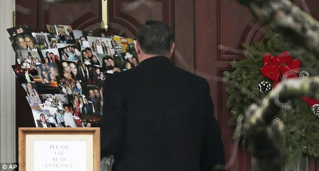 Vụ xả súng khiến 26 người thiệt mạng, trong đó có 20 trẻ em, dấy lên mối lo ngại về vấn đề quản lý súng ở Mỹ . Vụ xả súng khiến 26 người thiệt mạng, trong đó có 20 trẻ em dấy lên mối lo ngại về vấn đề quản lý súng ở Mỹ