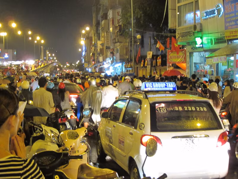 Cả một đoạn đường trước Tổ Đình Phúc Khánh rất đông người dân đến cúng bái