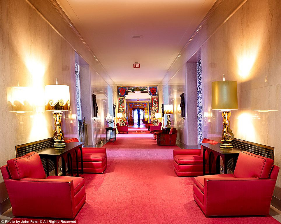 Những chiếc đèn để bàn đặt trên mỗi chiếc bàn chạy dọc theo sảnh nhà thờ tạo nên sức hút từ xa. Những chiếc đèn để bàn đặt trên mỗi chiếc bàn chạy dọc theo sảnh nhà thờ tạo nên sức hút từ xa