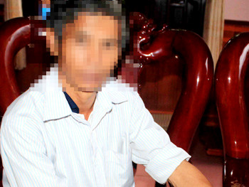 Người cha đang trình báo sự việc tại trụ sở công an