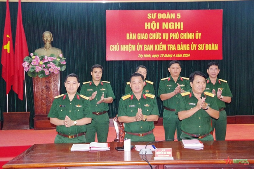 Trung tá Lê Đức Nhân (ngoài cùng bên trái hàng dưới) và Đại tá Nguyễn Hồng Cảnh (ngoài cùng bên phải hàng dưới) cùng các đại biểu tại buổi ký kết biên bản bàn giao. Trung tá Lê Đức Nhân (ngoài cùng bên trái hàng dưới) và Đại tá Nguyễn Hồng Cảnh (ngoài cùng bên phải hàng dưới) cùng các đại biểu tại buổi ký kết biên bản bàn giao.