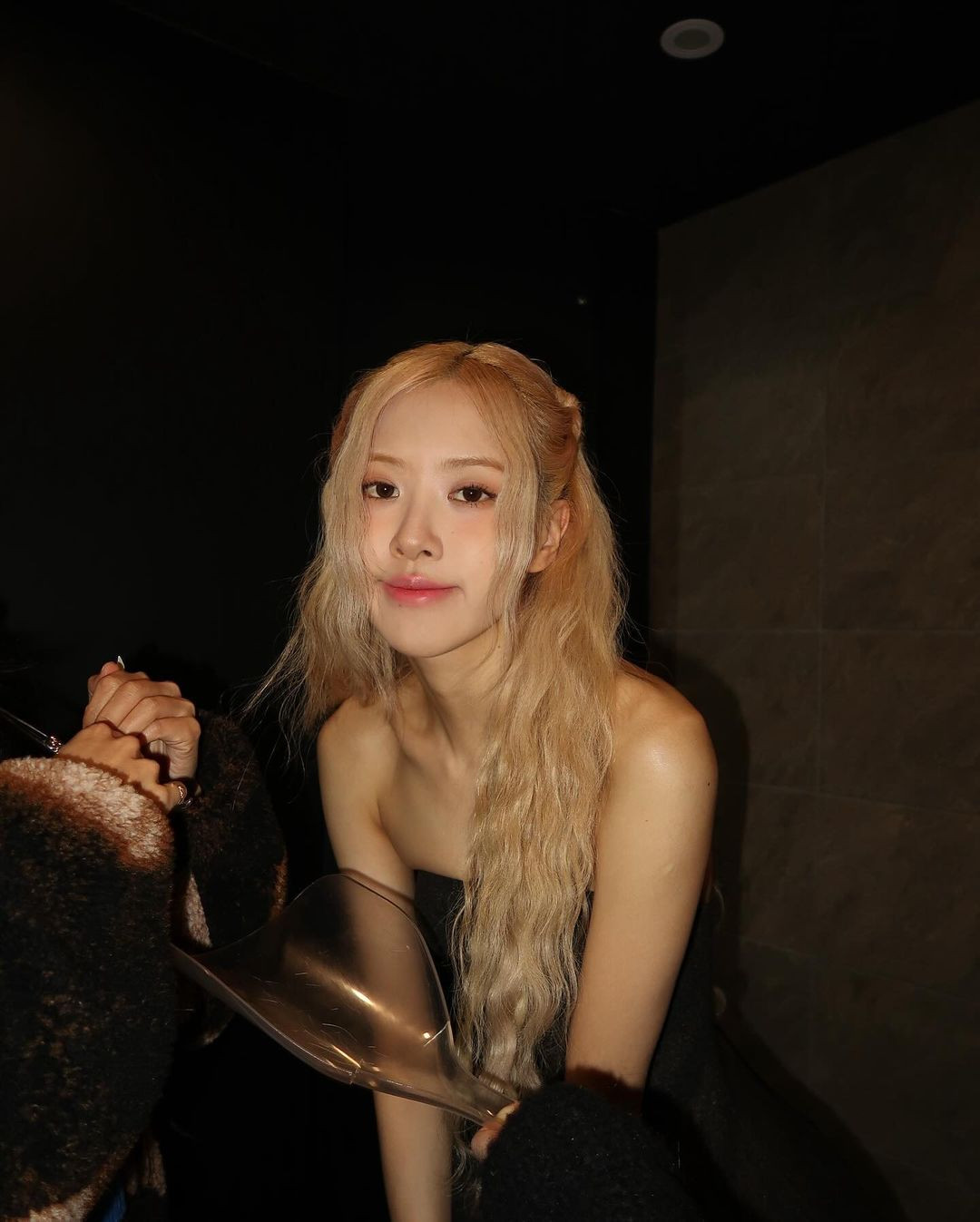 Tuy nhiên, những người khác cho rằng nguyên nhân xuất phát từ góc chụp bởi Rosé vẫn bình thường ở khoảnh khắc khác. Ngoài ra, theo một fan, chuyên gia trang điểm thường hợp tác với Rosé đang ở Coachella để tạo hình cho Le Ssafim nên Rosé phải thay người khác.