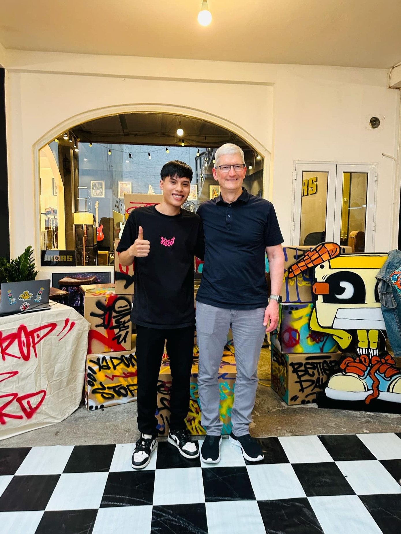 Tim Cook giao lưu với Suboi và những nghệ sĩ khác tại Hanoi Rock City. Ảnh: Hanoi Rock City. Tim Cook giao lưu với Suboi và những nghệ sĩ khác tại Hanoi Rock City. Ảnh: Hanoi Rock City.