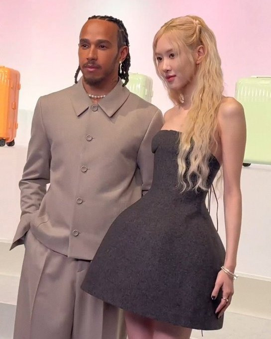 Ngoài nhan sắc, Rosé còn gây bão qua màn tương tác với Lewis Hamilton, nhà vô địch F1 8 lần. Hai người đều là đại sứ thương hiệu. Trước đó, họ cùng siêu sao bóng đá Kylian Mbappe quay quảng cáo chung.